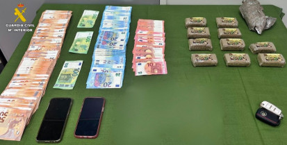 Pillado un hombre con un kilo de hachís y casi 14.000 euros en el coche