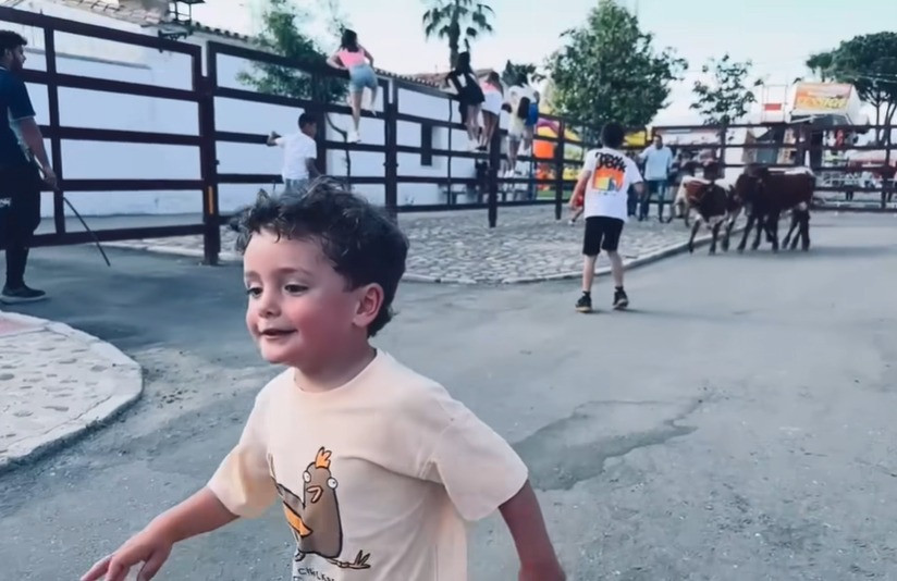 Un niño extremeño de sólo 3 años derrocha arte y valentía en un encierro taurino