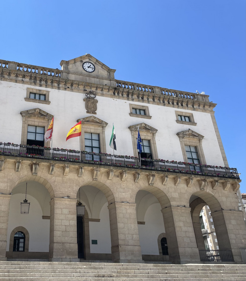 Más de 500 empleados municipales de Cáceres cobran la carrera profesional