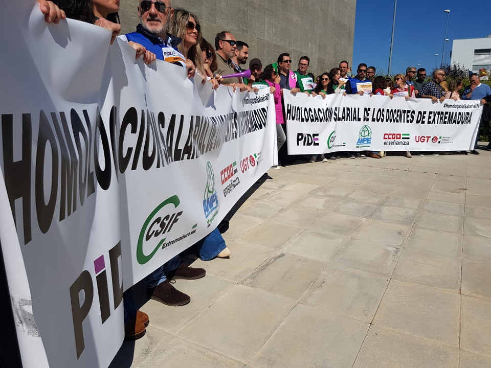Nueva protesta de los docentes extremeños ante la falta de acuerdo por la homologación salarial