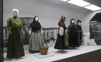 La moda del siglo XIX revive en Ribera del Fresno con una exposición en tiempos de Meléndez Valdés
