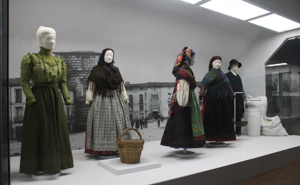 La moda del siglo XIX revive en Ribera del Fresno con una exposición en tiempos de Meléndez Valdés