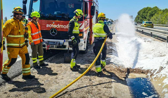 Los bomberos excarcelan a dos atrapados en un accidente en la A-5