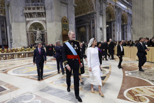 La reina deslumbra con un diseño del extremeño Jorge Redondo en la misa inaugural del Papa León XIV