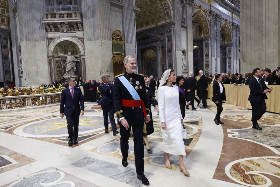 La reina deslumbra con un diseño del extremeño Jorge Redondo en la misa inaugural del Papa León XIV