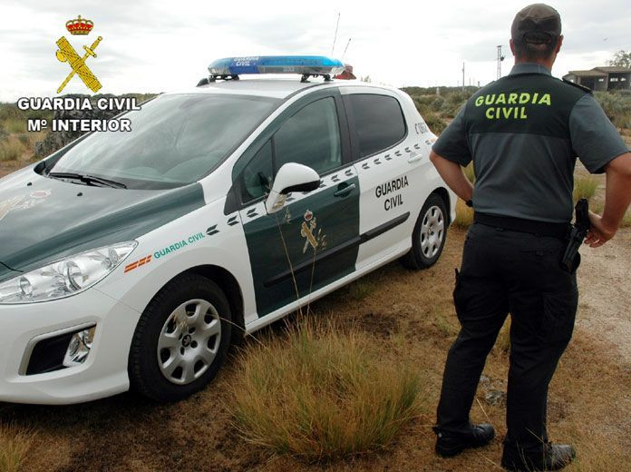 Dos detenidos tras ser sorprendidos por la Guardia Civil mientras robaban en una finca