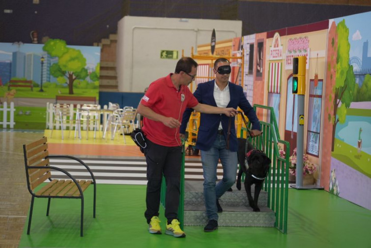 Más de 400 vecinos de Cáceres conocen la labor de los perros guía de la Once