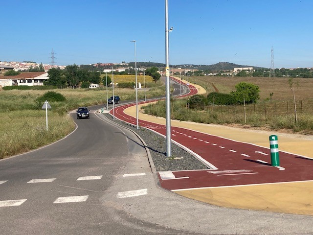 Cáceres ya tiene una senda peatonal y un carril bici que unen el centro con el campus universitario