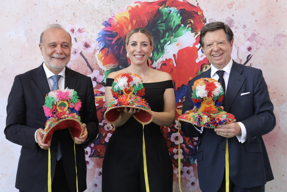 María Guardiola presume de gorra de montehermoseña en la Expo de Japón