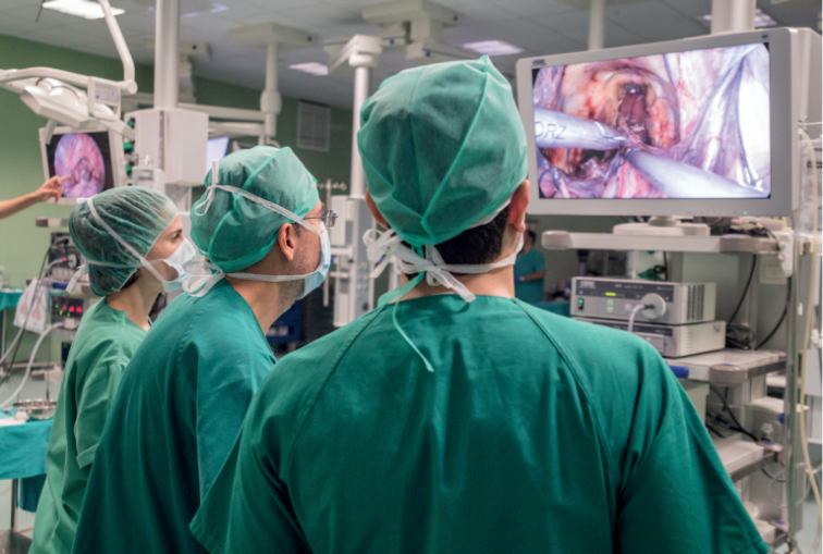 Freno a la fuga de médicos: en Extremadura los jefes de servicio podrán trabajar en la sanidad privada