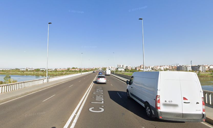 Herido un motociclista tras colisionar con un coche en Badajoz