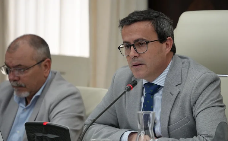 Gallardo se adelanta al auto de Biedma y ya es oficialmente diputado autonómico y aforado