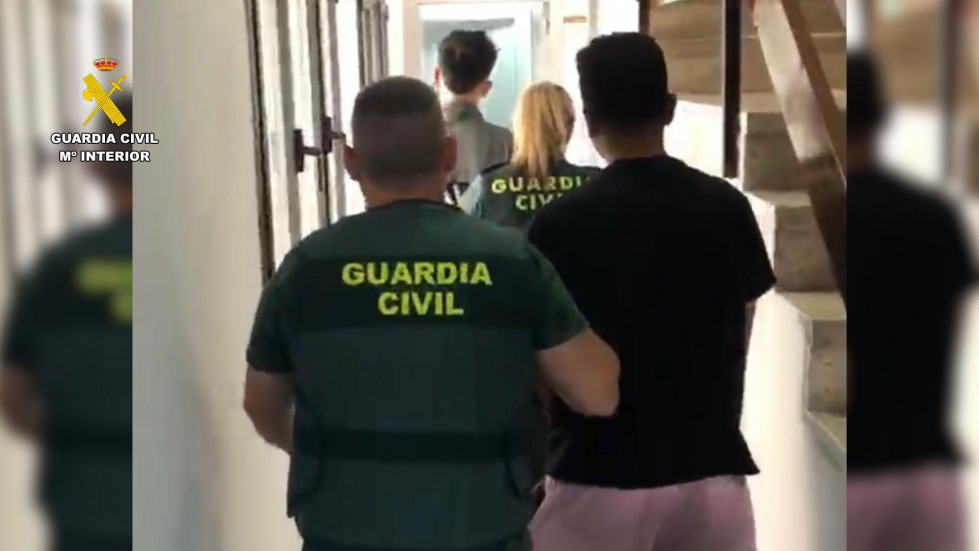 Roban baterías de coches aparcados en plena calle en Navalmoral