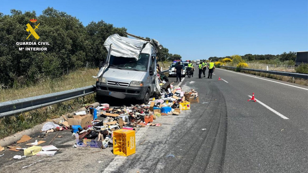 Una colisión entre un vehículo articulado y un furgón provoca el corte parcial de la A-1 a la altura de Majadas