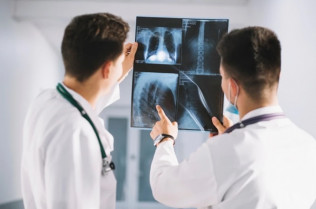 El número de médicos en Extremadura aumenta un 2,7% y se sitúa en 6.569 en 2024