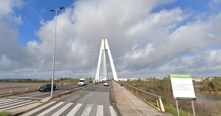 Una joven herida tras sufrir una caída en un patinete eléctrico en el Puente Real de Badajoz