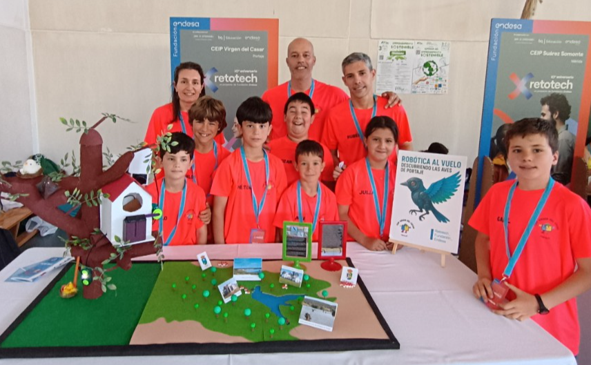 Alumnos de Portaje crean un sistema para cuidar aves y ganan un premio a nivel regional