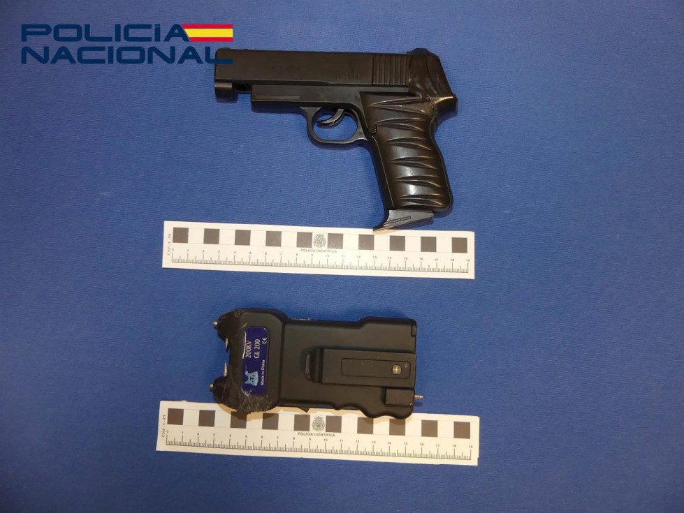Roba en dos negocios de Mérida amenazando con un inmovilizador eléctrico y una pistola simulada
