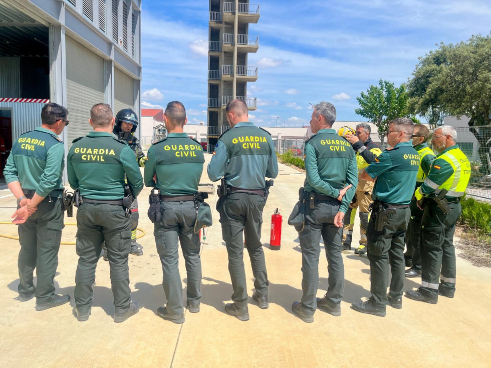 Bomberos provinciales instruyen a cuerpos de seguridad en técnicas de extinción de incendios