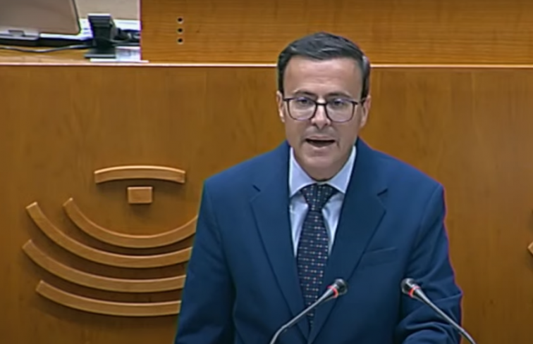 Miguel Ángel Gallardo toma posesión como diputado autonómico en medio de la polémica