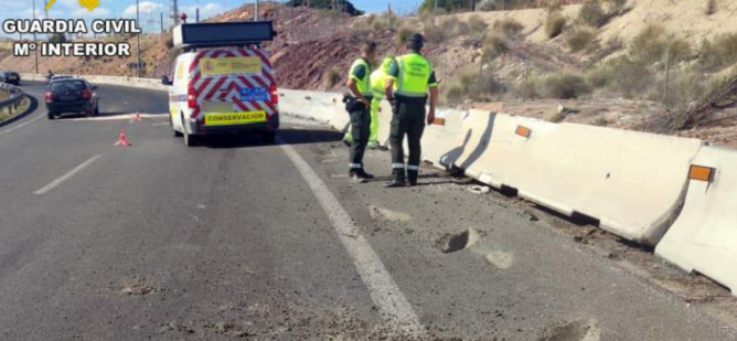 Vuelca un camión cargado de botellas en la A-5