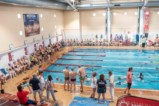 Mérida celebra una jornada de natación solidaria a favor de la lucha contra el cáncer