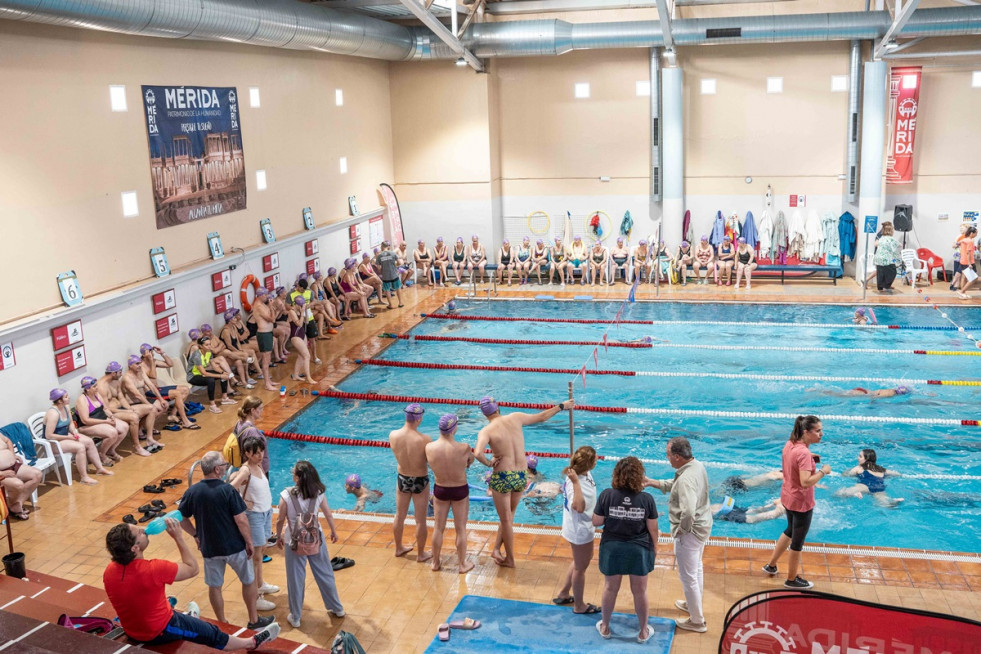 Mérida celebra una jornada de natación solidaria a favor de la lucha contra el cáncer