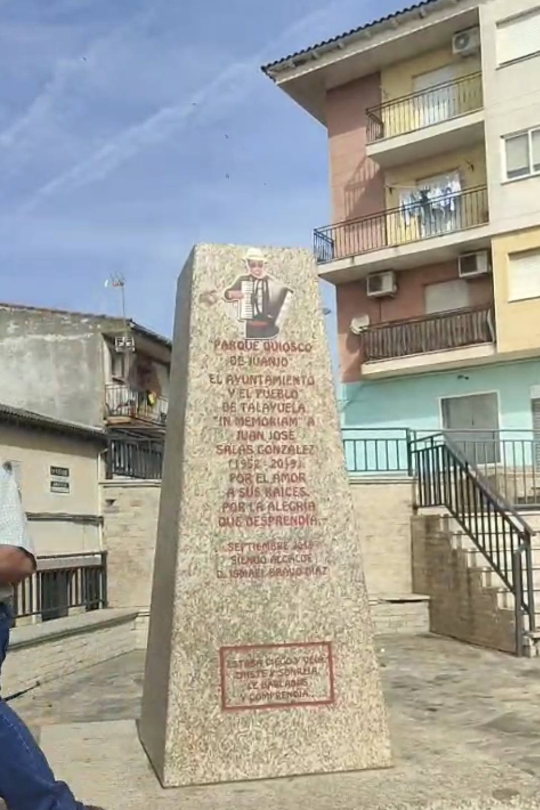Monumento a Juanjo Salas quiosko Talayuela