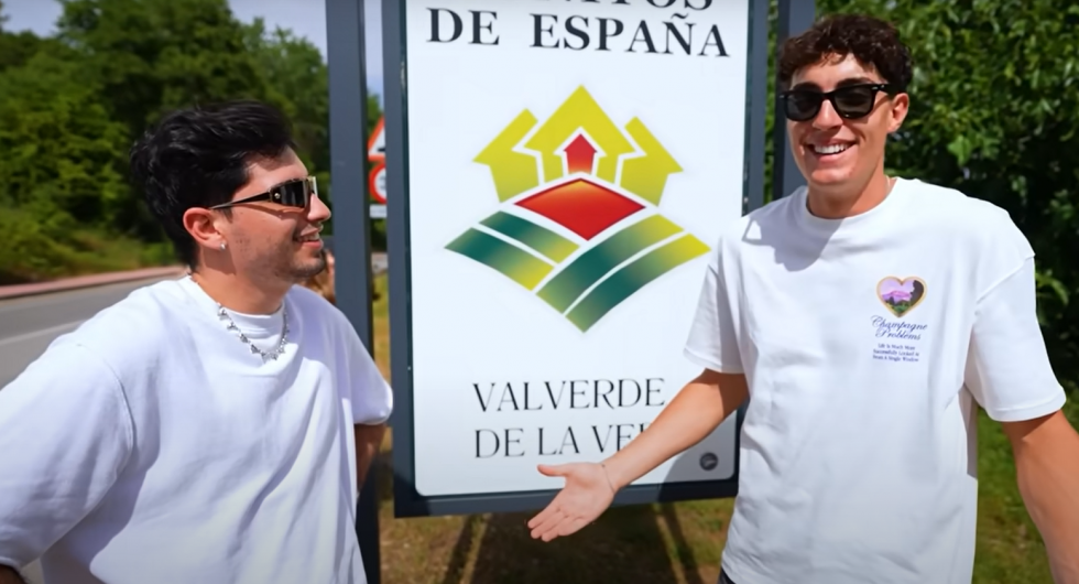 El youtuber, YoSoyPlex, queda maravillado con la gastronomía local en su visita a Extremadura