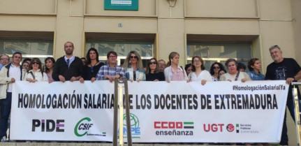 Docentes se concentran en Badajoz para exigir la homologación salarial con el resto de comunidades