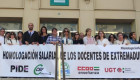 Docentes se concentran en Badajoz para exigir la homologación salarial con el resto de comunidades