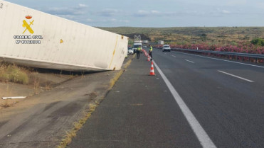 Herido un hombre de 49 años tras volcar con un trailer en la A-66