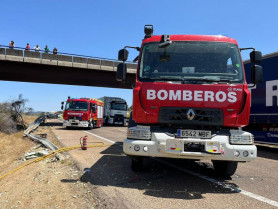 Un camión vuelca tras colisionar con un turismo en la A-5