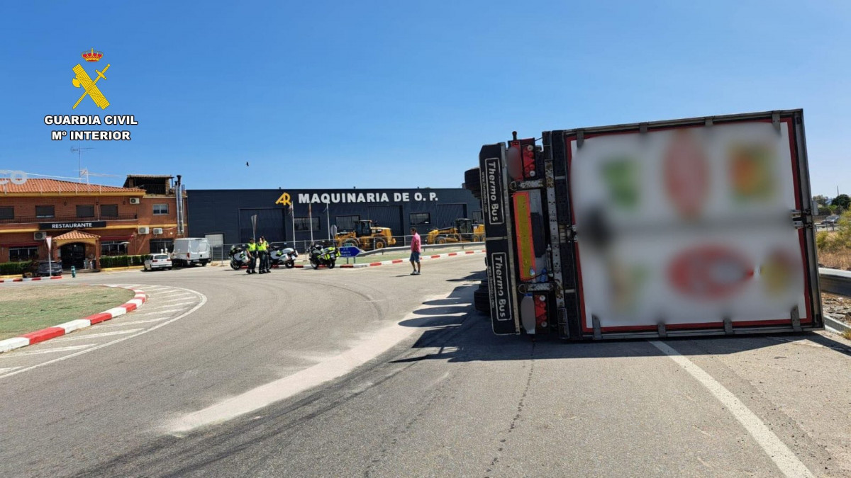 Accidente camion rotonda el gallo navalmoral 1