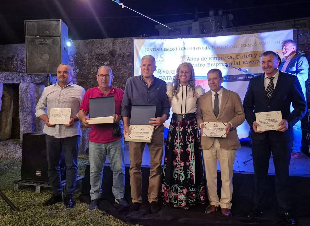 Carolina Gonzu00e1lez con los presidentes asistentes al acto.