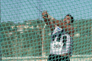 Javier Cienfuegos regresa a la competición con una victoria en Cáceres tras más de un año de ausencia