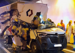 Así ha quedado el camión tras el espectacular accidente en el interior del túnel de Miravete