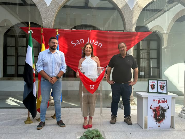 Un libro que repasa la historia de los Sanjuanes ayudará a dos asociaciones de Coria