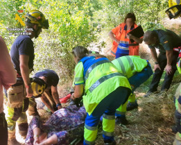 Rescatan a una mujer que sufrió un accidente en una garganta de La Vera