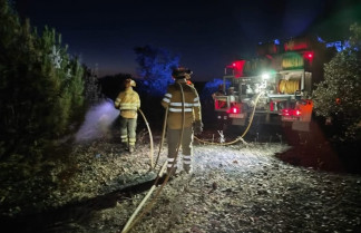 Grave incendio en Valdecañas de Tajo que obliga a cortar el tráfico y deja sin luz a la localidad