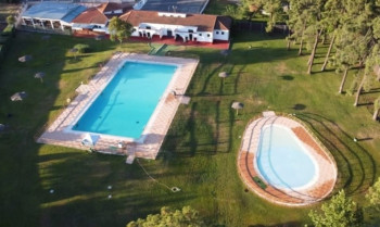 Varios jóvenes acceden de forma ilegal a la piscina municipal de Talayuela aún cerrada al público