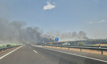 El Infoex rebaja el nivel de alerta tras contener el incendio en Valle de la Serena
