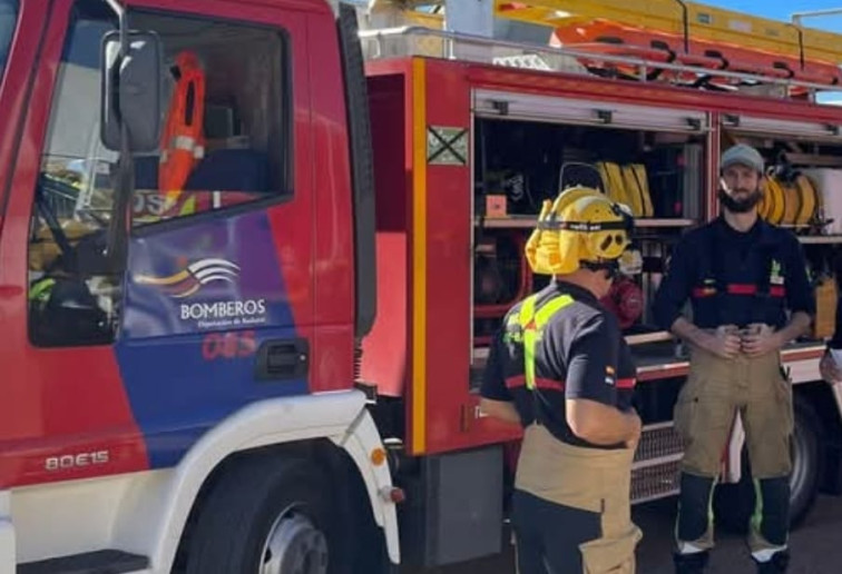 Los bomberos intervienen en el incendio de unos invernaderos en Don Benito