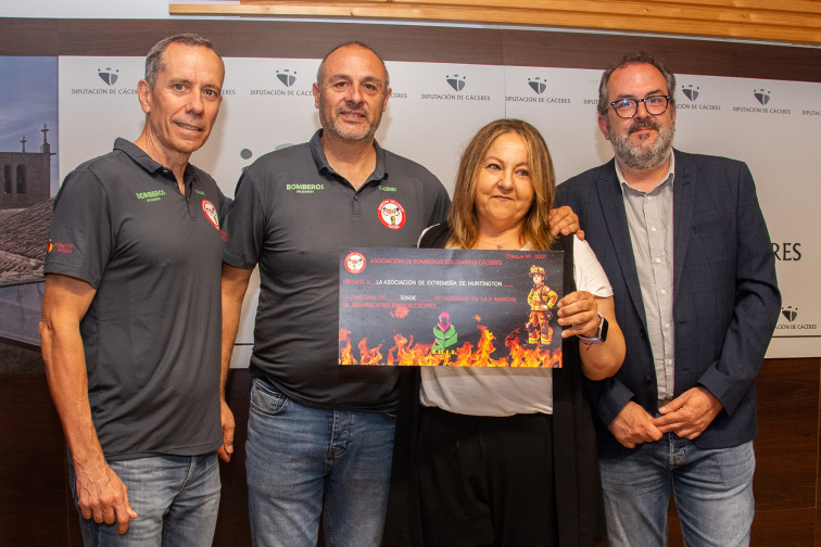 Los Bomberos Solidarios de Cáceres entregan 5.060 euros a la lucha contra la enfermedad de Huntington