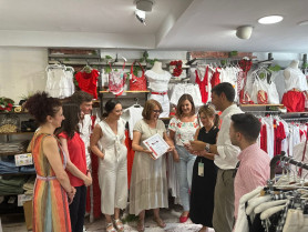 Centenares de personas eligen los mejores escaparates Sanjuaneros de Coria