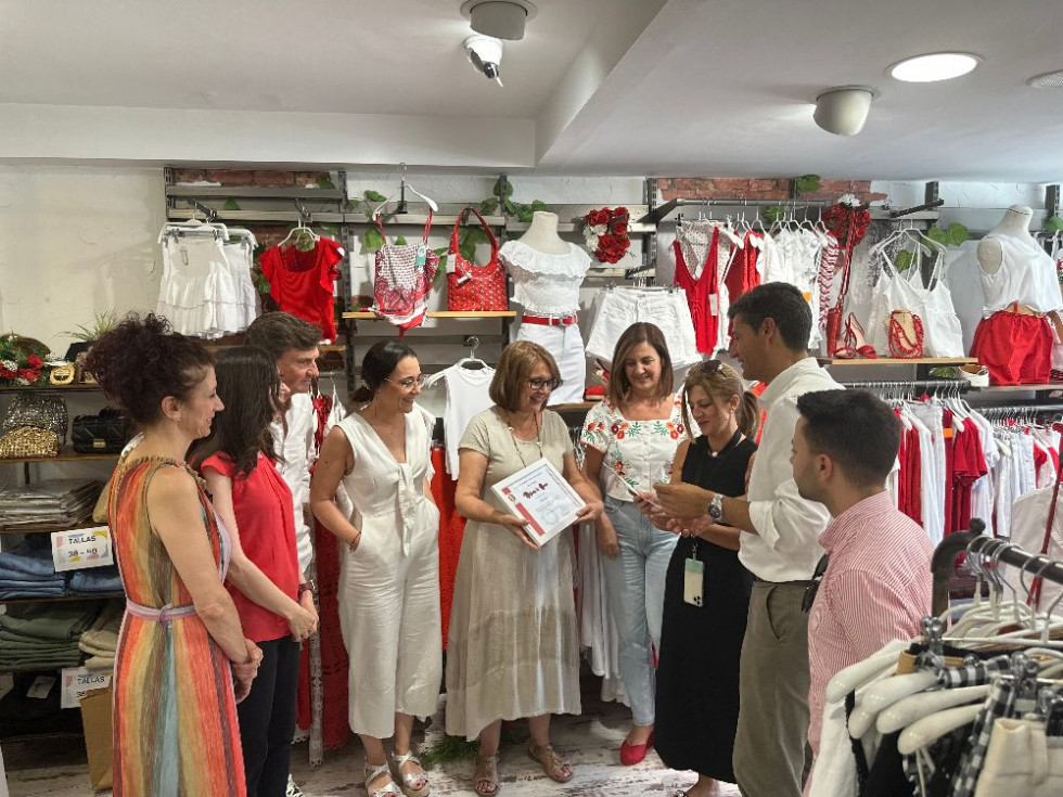 Centenares de personas eligen los mejores escaparates Sanjuaneros de Coria