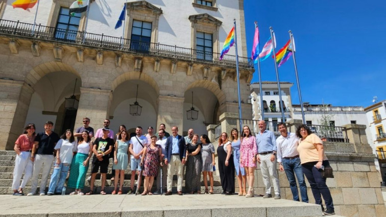 La Policía Local de Cáceres investiga a una mujer que retiró las banderas LGTBI del ayuntamiento