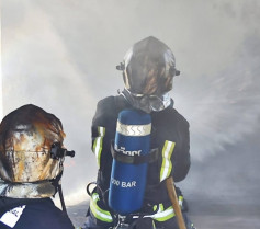 Un incendio calcina una nave de una empresa avícola de Salvatierra de los Barros