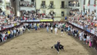 Miles de personas viven en Coria el ritual de la suelta del toro por las calles
