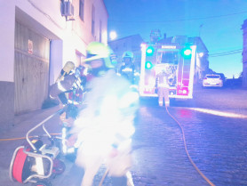 Un herido por quemaduras en el incendio de una vivienda en Cáceres
